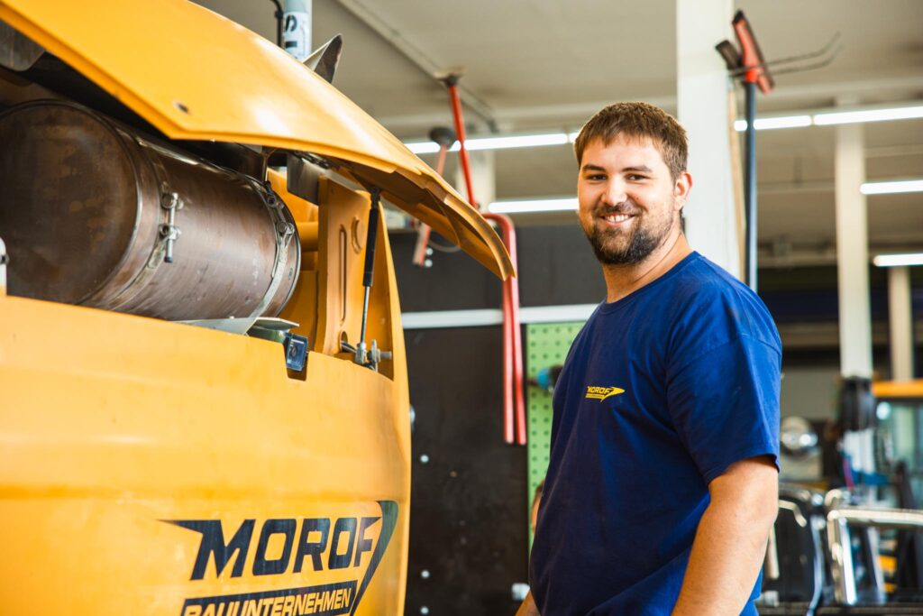 Bild eines Monteuer von Morof vor einer Baumaschiene